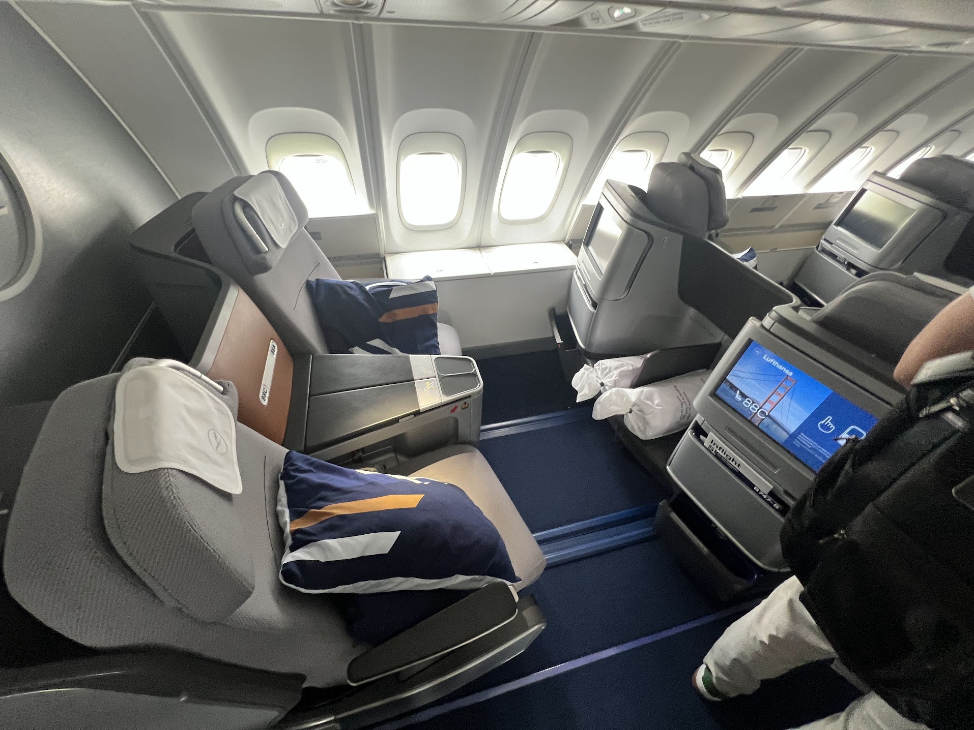 Lufthansa’s Business Class on Boeing 747-8i Upper Deck—Yay or Nay for Tall Travelers?